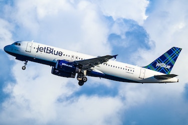  A JetBlue A320 plane in the sky. 
